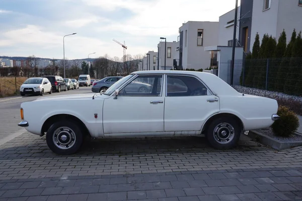 Мбаппе Польша 2020 Уайт Олдфорд Старый Белый Американский Автомобиль Стоянке — стоковое фото