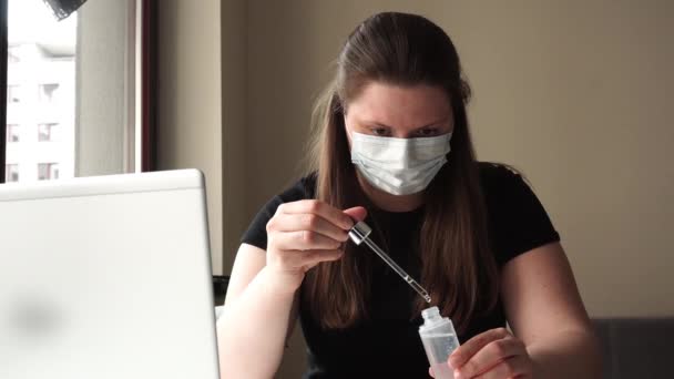 Menina Caucasiana Com Cabelo Escuro Uma Máscara Médica Funciona Durante — Vídeo de Stock