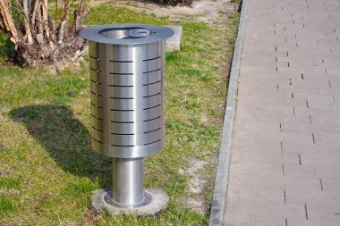 Şehrin sokaklarında karışık çöp ve sigara izmaritleri için metal vazo. ayrı atık koleksiyonu