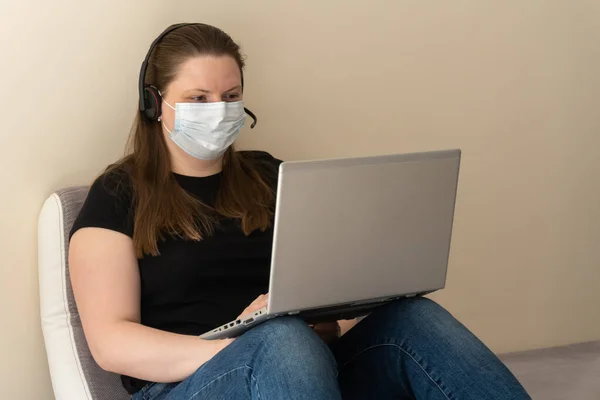Ein Mädchen Medizinischer Maske Arbeitet Während Der Quarantäne Wegen Des — Stockfoto