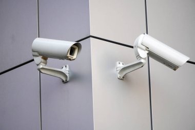 Sokakta beyaz CCTV kameraları, şehirde güvenlik. Neler olup bittiğinin gizli çekimi. modern teknolojiler ve ekipmanlar