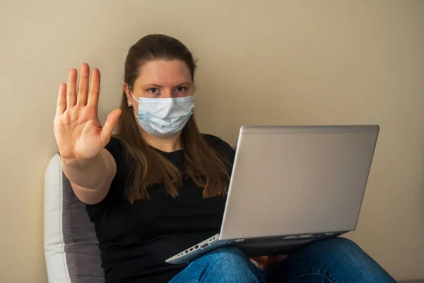 Junge Frau Arbeitet Computer Stoppt Die Ausbreitung Des Coronavirus Bleibt — Stockfoto