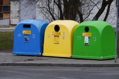 Krakow, Polonya 05.01.2019: farklı renkte çöp kutuları ayrı bir çöp toplama ve daha ileri işleme için. Çöp tanklarına saçılmış. Çöpü yere bırak. Çöpü ayır