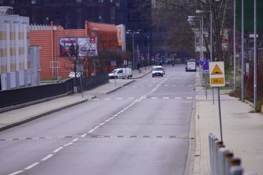 Krakow Polonya 03.31.2020: Avrupa 'da boş bir cadde. Yolda çok az araba var. Coronavirus COVID-19 'un önlenmesi. Virüse karşı mücadele. Sokakta kimse yok..