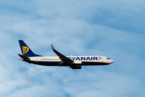 Cracóvia Polónia 2019 Ryanair Boeing 737 800 Decolando Contra Céu — Fotografia de Stock