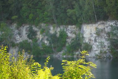 kayalık dağlar arasında göl, turkuaz berrak su, vahşi doğa, su da güneşin yansıması, berrak suda dağların yansıması