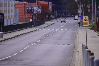 Krakow Polonya 03.31.2020: Avrupa 'da boş bir cadde. Yolda çok az araba var. Coronavirus COVID-19 'un önlenmesi. Virüse karşı mücadele. Sokakta kimse yok..