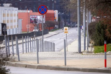 Krakow Polonya 03.31.2020: Avrupa 'da boş bir cadde. Yolda çok az araba var. Coronavirus COVID-19 'un önlenmesi. Virüse karşı mücadele. Sokakta kimse yok..