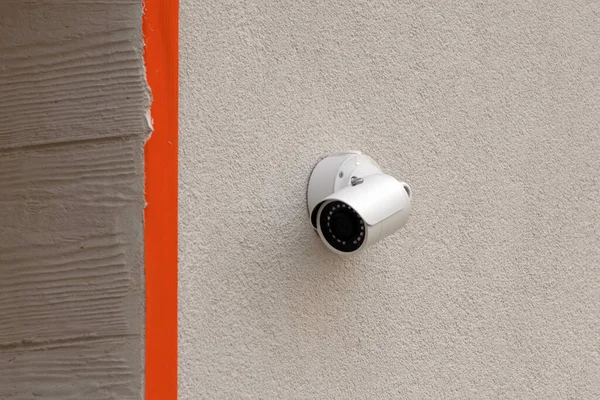 Sokakta beyaz CCTV kameraları, şehirde güvenlik. Neler olup bittiğinin gizli çekimi. modern teknolojiler ve ekipmanlar