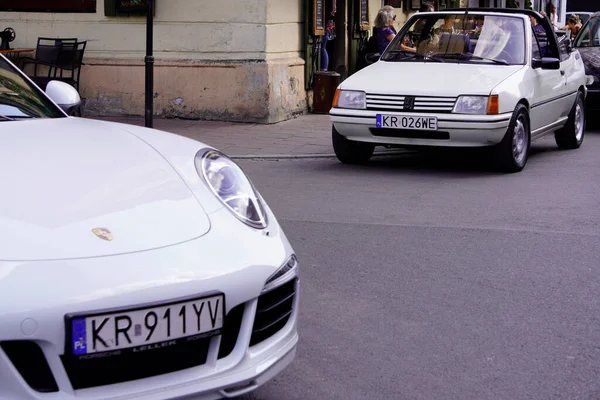 Озил Польша 2020 Конвертируемый Peugeot 205 Белого Цвета Улице Города — стоковое фото