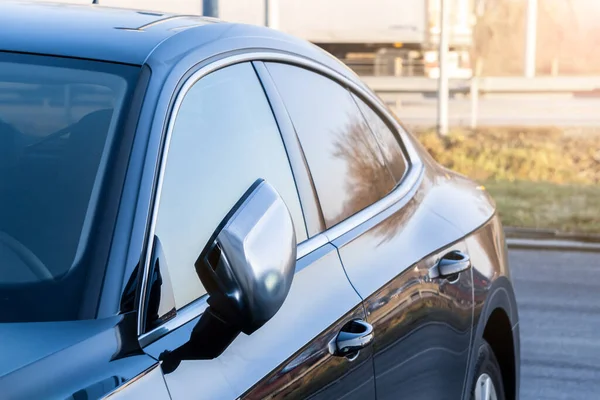 Zijkant Van Vierdeurs Auto Achteruitkijkspiegel Glans Metaal Glas — Stockfoto