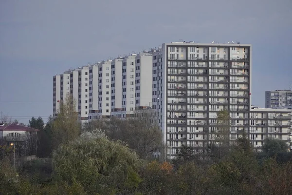 Großes Mehrfamilienhaus Aus Der Sowjetunion Einem Wohngebiet Einem Sonnigen Klaren — Stockfoto