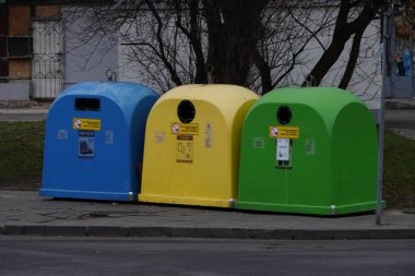Krakow, Polonya 05.01.2019: farklı renkte çöp kutuları ayrı bir çöp toplama ve daha ileri işleme için. Çöp tanklarına saçılmış. Çöpü yere bırak. Çöpü ayır