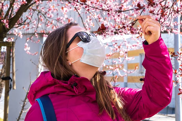 Mädchen Oder Junge Frau Mit Medizinischer Maske Und Sonnenbrille Schnuppern — Stockfoto