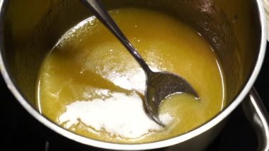 Pasta, zencefilli ekmek ya da turta için hamur hazırlığı. Ballı, tereyağlı ve yumurtalı kremalı hamur. Tavanın içindekileri karıştırmak ya da karıştırmak. Sağlıklı pişirme kavramı