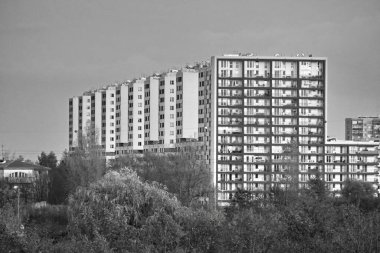 Sovyetler Birliği 'nden Sunny' de bir yerleşim bölgesinde büyük bir apartman binası. Gün batımında hava açık. Evin üst katlarında hafif bir ışık.