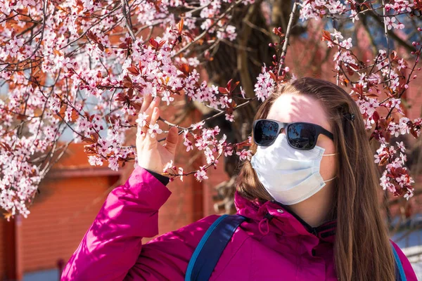 Mädchen Oder Junge Frau Mit Medizinischer Maske Und Sonnenbrille Schnuppern — Stockfoto