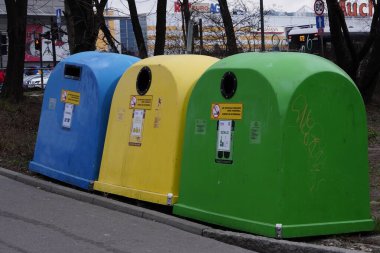 Krakow, Polonya 05.01.2019: farklı renkte çöp kutuları ayrı bir çöp toplama ve daha ileri işleme için. Çöp tanklarına saçılmış. Çöpü yere bırak. Çöpü ayır