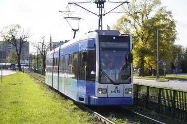 Polonya, Krakow 02.22.2020: Şehir mavi tramvayı şehir caddesinde. Çevre dostu şehir toplu taşımacılığı. Kentsel ormancılık, çevrenin korunması.