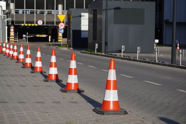 Krakow Polonya 04.10.2020: Avrupa 'da boş bir cadde. Yolda çok az araba var. Coronavirus COVID-19 'un önlenmesi. Virüse karşı mücadele. Sokakta kimse yok..