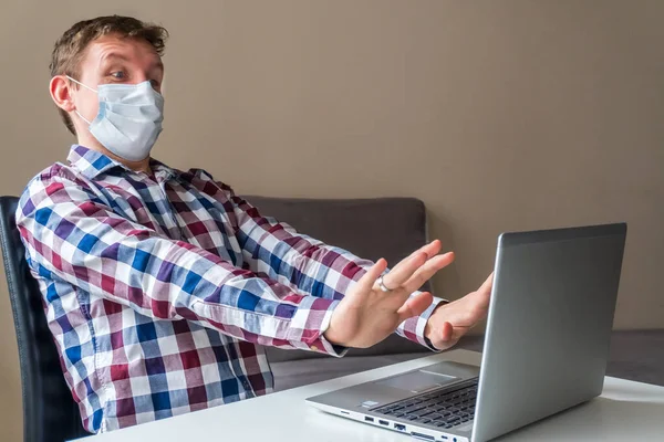 Junger Mann Europäischen Aussehens Mit Medizinischer Maske Arbeitet Von Hause — Stockfoto