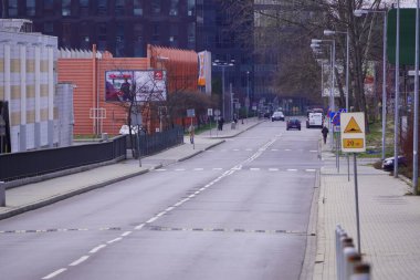 Krakow Polonya 03.31.2020: Avrupa 'da boş bir cadde. Yolda çok az araba var. Coronavirus COVID-19 'un önlenmesi. Virüse karşı mücadele. Sokakta kimse yok..