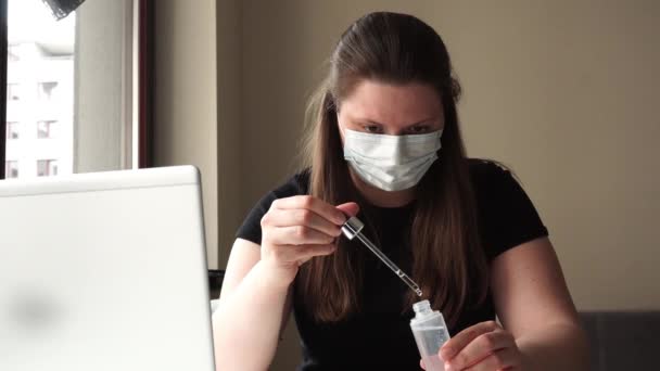 Blank Meisje Met Donker Haar Een Medisch Masker Werkt Tijdens — Stockvideo