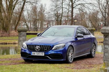 Krakow, Polonya 19.02.2020: New lüks spor araba Mercedes-benz C-sınıfı C63 AMG W205 mavi renk, şehir parkında park yeri.