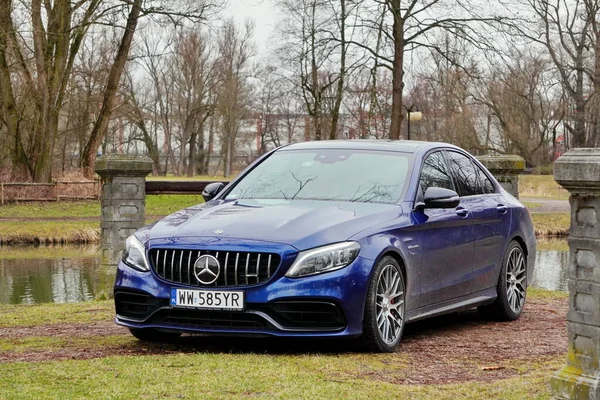 Krakow, Polonya 19.02.2020: New lüks spor araba Mercedes-benz C-sınıfı C63 AMG W205 mavi renk, şehir parkında park yeri.