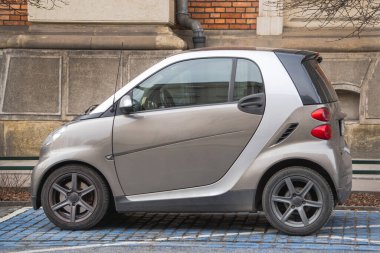 Krakow, Polonya 19.02.2020: Küçük gri şehir arabası Smart Fortwo engelliler için bir park alanında ilk nesil. Engelliler için şehir altyapısı. Yan görünüm.
