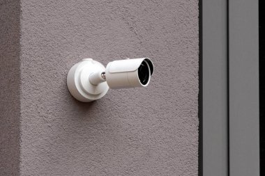 Sokakta beyaz CCTV kameraları, şehirde güvenlik. Neler olup bittiğinin gizli çekimi. modern teknolojiler ve ekipmanlar