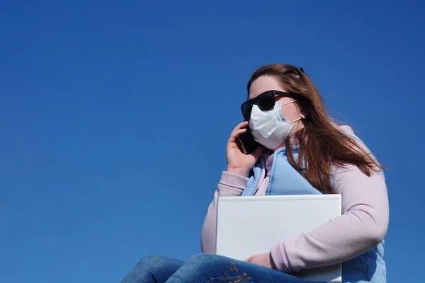 Geschäftsfrau Telefoniert Auf Der Straße Medizinischer Maske Während Der Coronavirus — Stockfoto