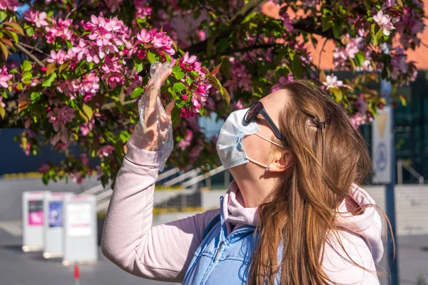 Mädchen Oder Junge Frau Mit Medizinischer Maske Und Sonnenbrille Schnuppern — Stockfoto