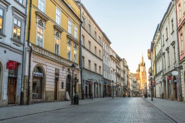 Polonya, Krakow 20.04.2020: Coronavirus salgını sırasında eski şehir Krakow 'un boş ve terk edilmiş sokakları. Turist yok, kapalı restoranlar ve dükkanlar yok. Bahar mavisi gökyüzü. Kapatılan sınırlar