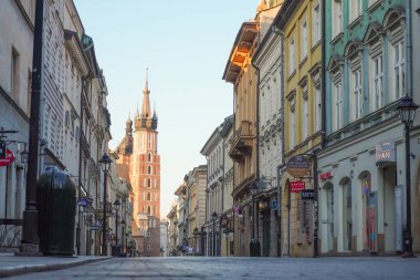 Polonya, Krakow 20.04.2020: Coronavirus salgını sırasında eski şehir Krakow 'un boş ve terk edilmiş sokakları. Turist yok, kapalı restoranlar ve dükkanlar yok. Bahar mavisi gökyüzü. Kapatılan sınırlar