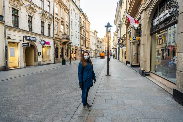 Cracovia Polonia 2020 Una Joven Con Máscara Médica Guantes Encuentra — Foto de Stock