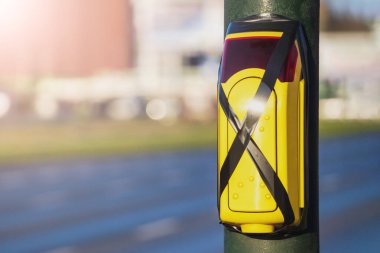 Bulanık otobüsle yolu geçmek için trafik lambasını kapattım. Koronavirüs salgını sırasında yaya sarı düğmesine basmış. Düğmelere dokunmak yasaktır.