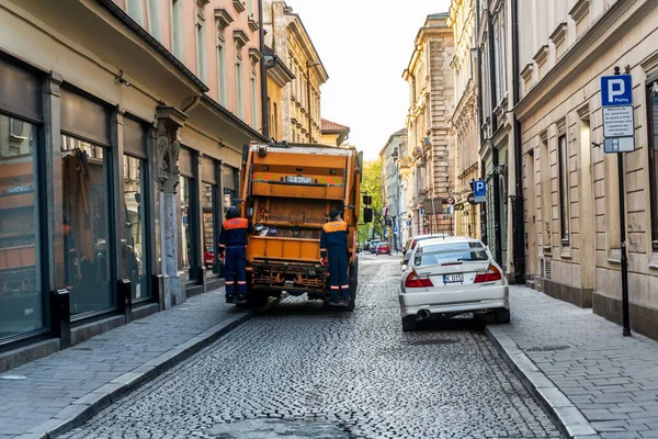 Cracovia Polonia 2020 Recogida Basura Amanecer Camión Basura Coche Naranja — Foto de Stock