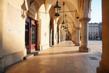 Krakow, Polonya 20.04.2020: Ana Pazar Meydanı 'nda bir gün ışığı, Renaissance Drapers' Hall Sukiennice üzerinde Manzara. Sabahın erken saatlerinde turistik bir yer parlıyor..