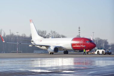 Krakow, Polonya 04.01.2019: Havaalanında Norveç uçağı Boeing 737-800. 2020 sayılı uçuşların iptali ya da devam etmesi, salgın ve karantina. İnsanları evlerine döndürmek, turist uçuşları, tatil ve dinlenme konsepti.