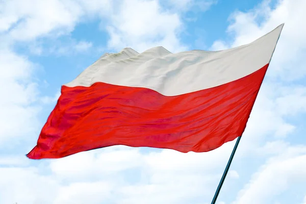 Πολωνική Κόκκινη Και Άσπρη Σημαία Ενάντια Έναν Μπλε Ουρανό Ημέρα — Φωτογραφία Αρχείου