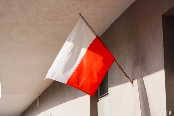 Lengyelország Krakkó 2020 Lengyel Vörös Fehér Zászlók Óvárosban Épület Előtt — Stock Fotó