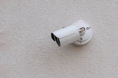 Sokakta beyaz CCTV kameraları, şehirde güvenlik. Neler olup bittiğinin gizli çekimi. modern teknolojiler ve ekipmanlar