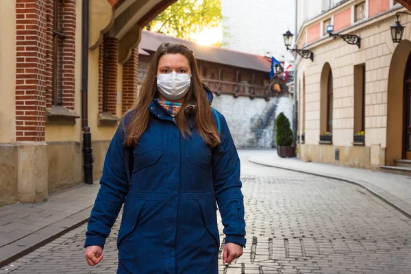 Frau Mit Medizinischer Maske Spaziert Durch Die Leere Altstadt Von — Stockfoto
