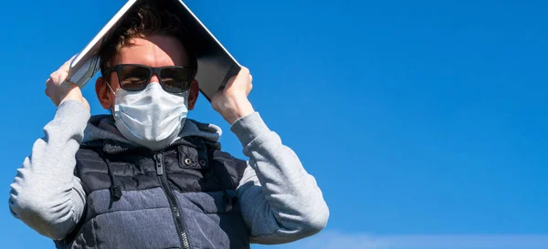 Ein Junger Mann Mit Sonnenbrille Und Medizinischer Maske Vor Blauem — Stockfoto