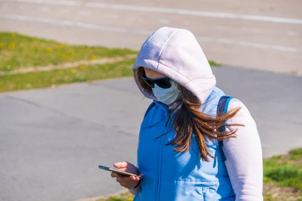 Junge Frau Mit Medizinischer Maske Arbeitet Oder Studiert Während Einer — Stockfoto