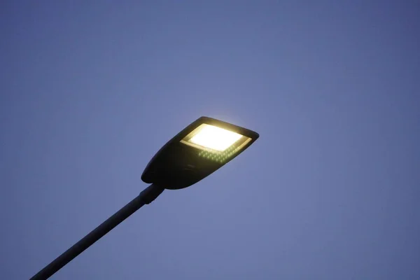 Mastro Iluminação Com Uma Lanterna Uma Rua Cidade Durante Dia — Fotografia de Stock
