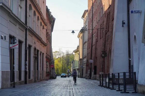 Krakow Polonya 2020 Tıbbi Maskeli Kadın Eski Bir Şehirde Kaldırım — Stok fotoğraf
