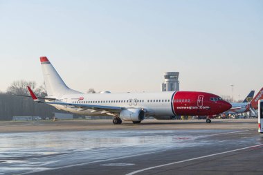 Krakow, Polonya 04.01.2019: Havaalanında Norveç uçağı Boeing 737-800. 2020 sayılı uçuşların iptali ya da devam etmesi, salgın ve karantina. İnsanları evlerine döndürmek, turist uçuşları, tatil ve dinlenme konsepti.