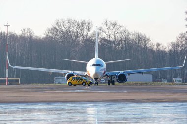 Krakow, Polonya 04.01.2019: Havaalanında Boeing 737 uçağı. 2020 sayılı uçuşların iptali ya da devam etmesi, salgın ve karantina. İnsanları evlerine döndürmek, turist uçuşları, tatil ve dinlenme konsepti.